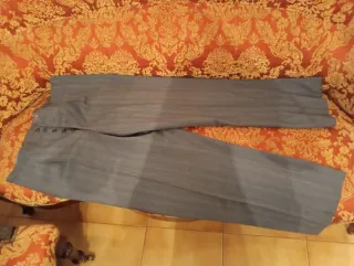 Traje de chaqueta y pantalón gris