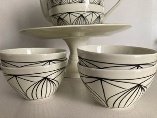 Tetera y cuencos de cerámica