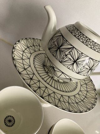 Tetera y cuencos de cerámica