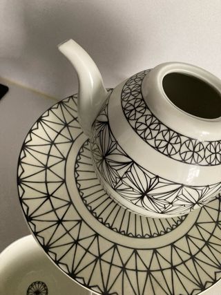 Tetera y cuencos de cerámica