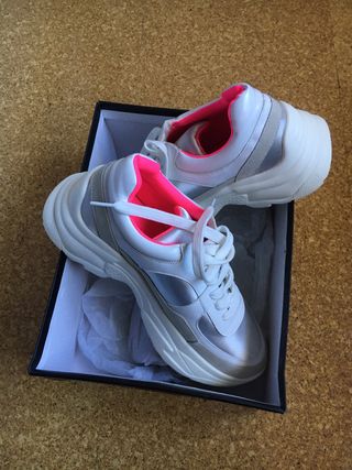 Deportivas blancas y rosas nuevas