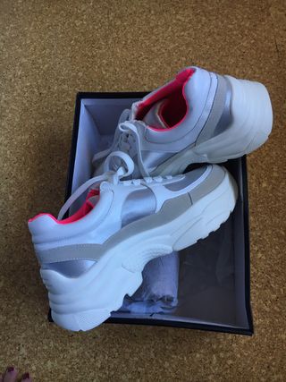 Deportivas blancas y rosas nuevas