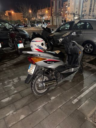 Scooter Plata y Negro Automática King kong 125 cc