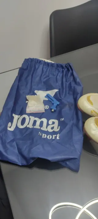 Zapatillas clavos Joma retro doradas blancas