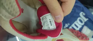 Zapatillas clavos Joma retro doradas blancas