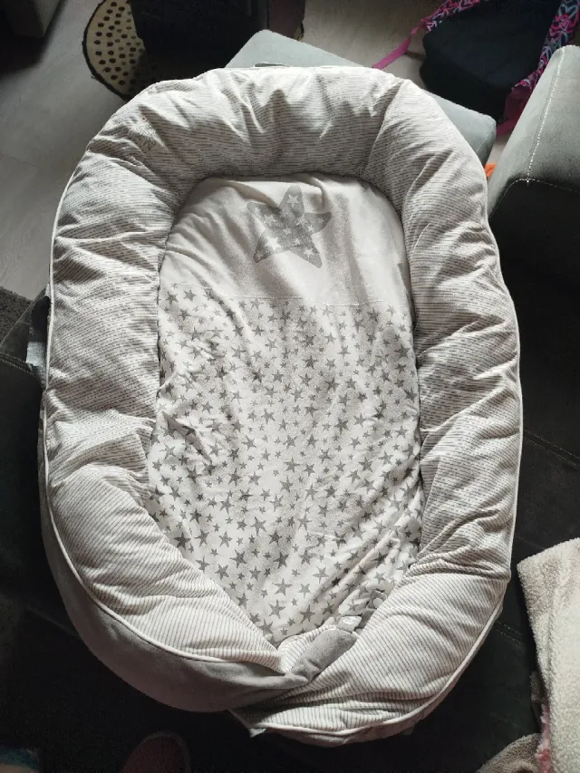 Cojín nido para bebé estrellas