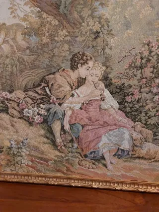 Tapices de tela dorados y multicolor