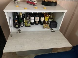 Mueble salón con estante y botellero