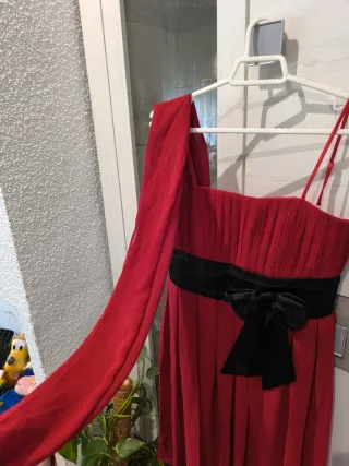 Vestido de fiesta rojo con lazo negro