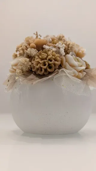 Composizione floreale beige e oro