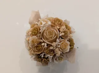 Composizione floreale beige e oro