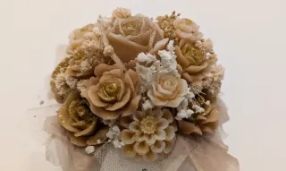 Composizione floreale beige e oro