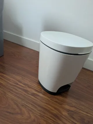 Cubo basura pequeño blanco y negro