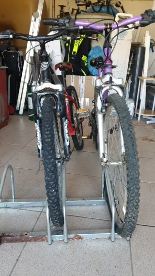 Bicicleta de montaña roja y negra