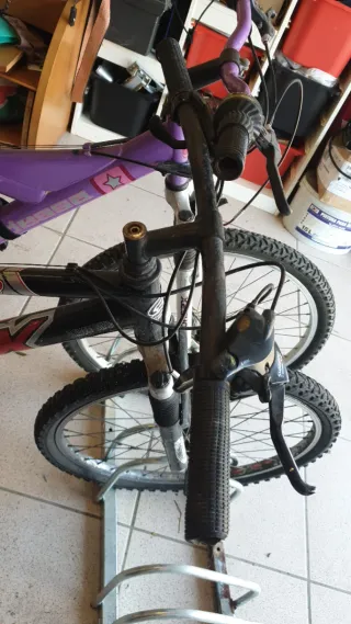 Bicicleta de montaña roja y negra