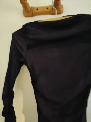 Dos Tops. Uno manga larga. Otro sin manga.