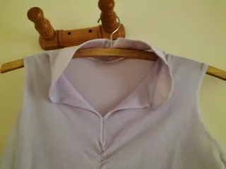 Dos Tops. Uno manga larga. Otro sin manga.