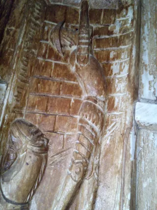 Puerta de madera tallada