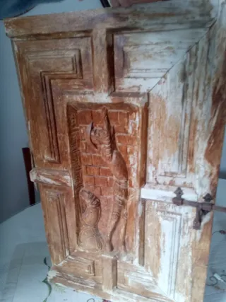 Puerta de madera tallada