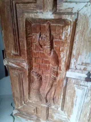 Puerta de madera tallada