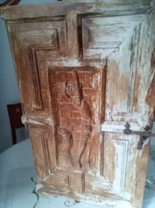 Puerta de madera tallada