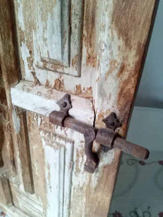 Puerta de madera tallada