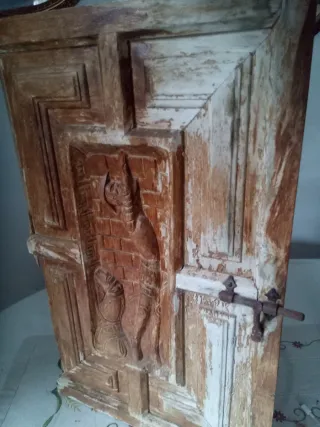 Puerta de madera tallada