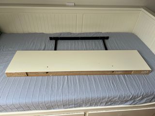 Estante LACK blanco con soportes negros