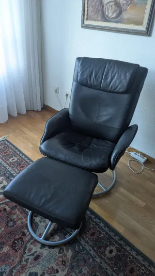 Sillón reclinable de piel con reposapiés