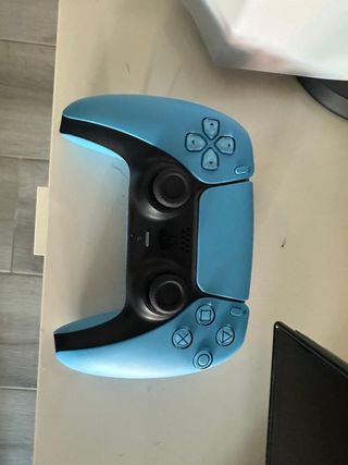 Consola PS5 con mando azul