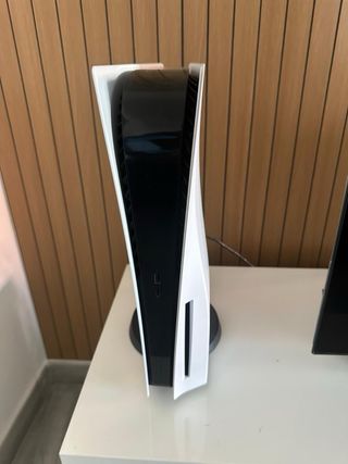 Consola PS5 con mando azul