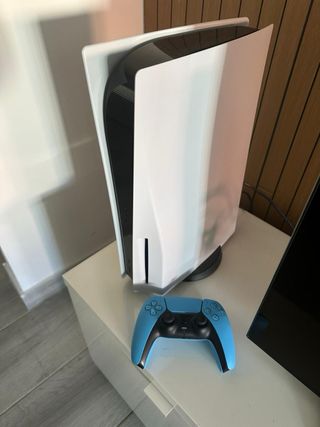 Consola PS5 con mando azul