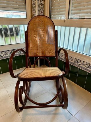Mecedora de madera y ratán
