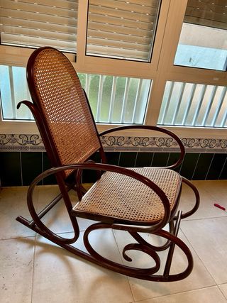 Mecedora de madera y ratán