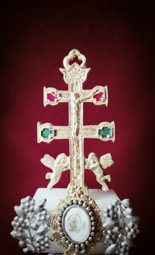 Cruz relicario con ángeles y detalles