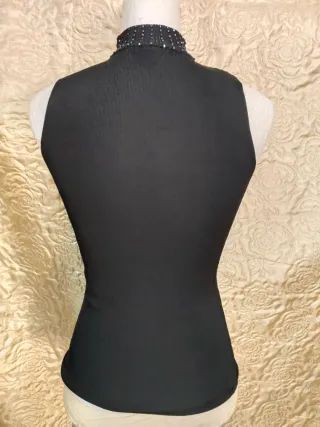 Top Versace nero con perline