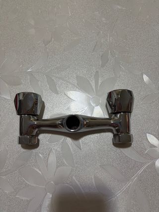 Grifo de pared con embellecedores