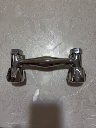 Grifo de pared con embellecedores