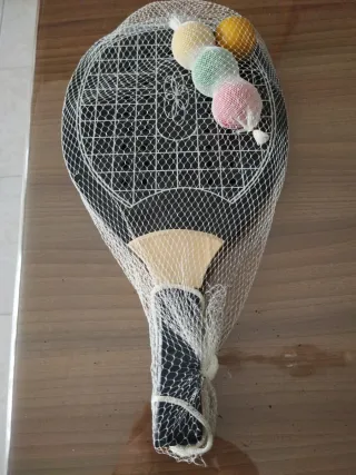 Palas de playa con pelotas