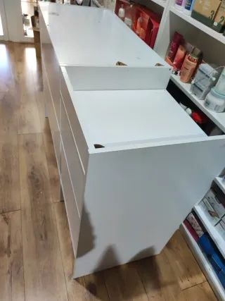 Mostrador blanco para tienda