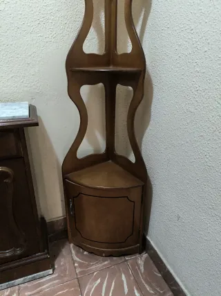 Rinconera de madera con puerta