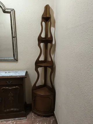 Rinconera de madera con puerta