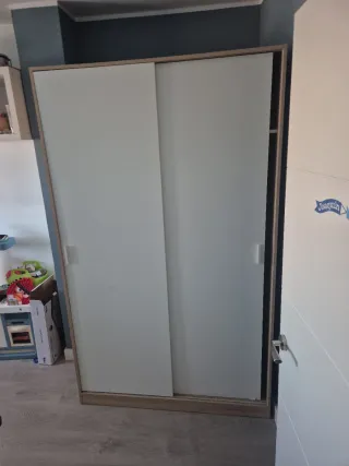 Armario de madera marrón y blanco