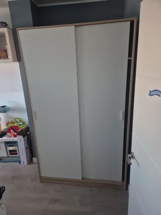 Armario de madera marrón y blanco