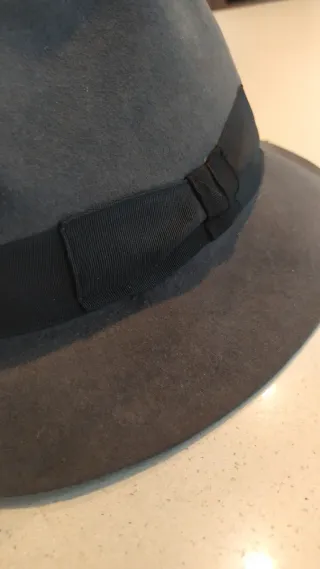 Sombrero de fieltro gris/marrón. Tipo Fedora.