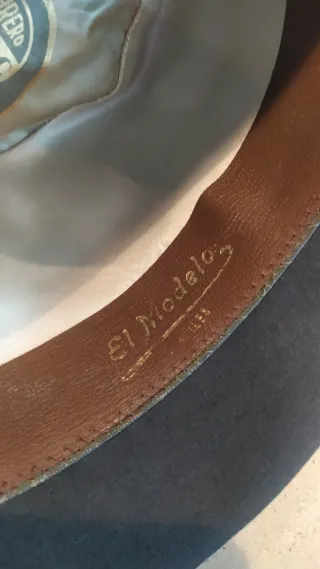 Sombrero de fieltro gris/marrón. Tipo Fedora.