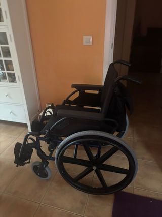 Silla de ruedas Breezy con bolso y cinturón