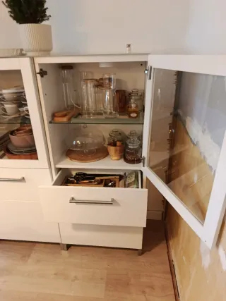 Aparador blanco con puertas de cristal