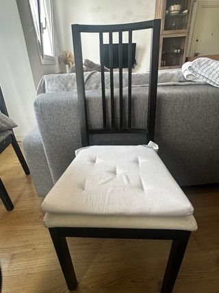 Mesa redonda negra y 4 sillas