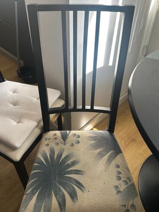 Mesa redonda negra y 4 sillas